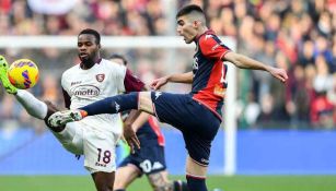 Johan Vásquez jugando partido con Genoa ante Salernitana