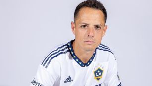 Hernández posa con la playera del Galaxy