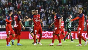 Jugadores de Chivas tras la derrota ante León en la Liga MX