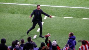 Diego Simeone festeja con la afición del Atleti