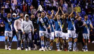 Puebla celebrando el triunfo ante Rayados 