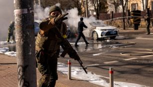 Soldado ucraniano toma posición en las calles de Kiev