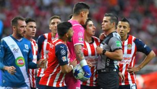 Jugadores de Chivas encaran al árbitro