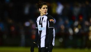 Santiago Muñoz jugando partido con el Newcastle United U-23