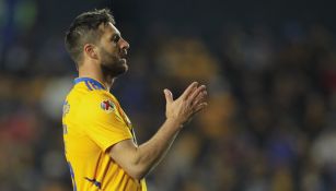 André-Pierre Gignac durante un partido con Tigres