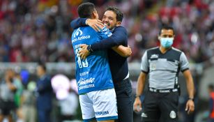 Larcamón y Martínez festejan el gol ante Chivas