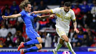 Giménez y Gignac peleando un balón