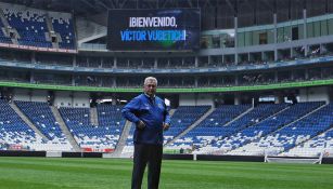 Víctor Manuel Vucetich al ser presentado en Rayados