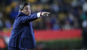 Miguel Herrera dirigiendo a Tigres