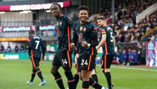 James y Chalobah celebrando un gol 