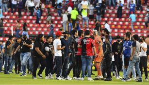 La cancha terminó invadida por aficionados y por barritas