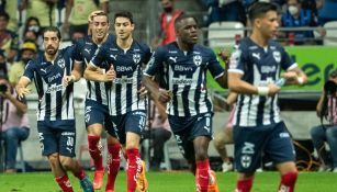 Jugadores de Rayados celebran un gol