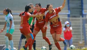 Jugadoras de Pumas festejando