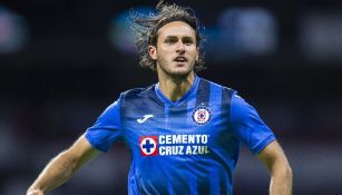 Santiago Giménez jugando partido de la Liga MX con Cruz Azul