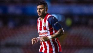 Alexis Vega jugando partido de la Liga MX con Chivas