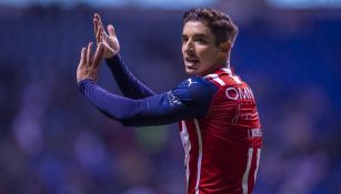 Isaac Brizuela jugando partido con las Chivas en la Liga MX