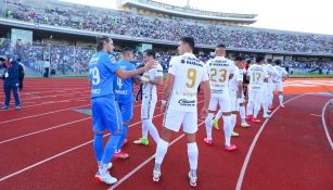 Jugadores de Cruz Azul y Pumas previo a un partido en CU