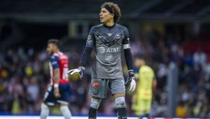 Guillermo Ochoa en un Clásico Nacional