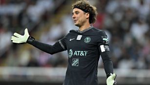 Guillermo Ochoa jugando partido de Liga MX con el América