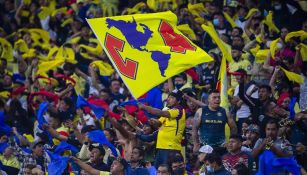 Porra del América apoyando al equipo en el Estadio Azteca