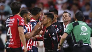 Riña entre jugadores de Chivas y Atlas