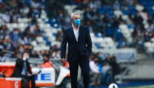 Javier Aguirre durante un partido con Rayados