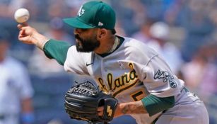 Sergio Romo con los Atléticos de Oakland