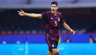 César Montes jugando partido con la Selección Mexicana en el Azteca