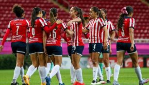 Jugadoras de Chivas Femenil festejando un gol