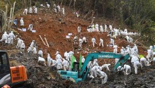 Personal de construcción excavando en el sitio del accidente