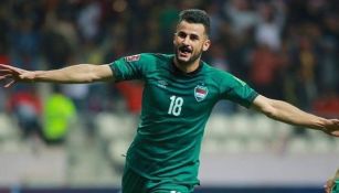 Jugador de Irak festejando un gol