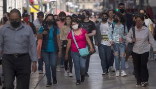 Personas con mascarilla en las calles del Centro Histórico de la CDMX