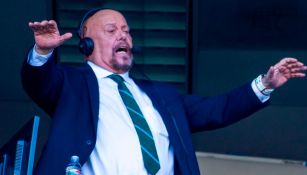 Enrique 'Perro' Bermúdez narrando un partido de la Selección Mexicana