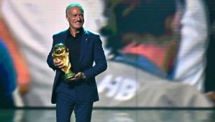 Didier Deschamps con el trofeo de la Copa del Mundo en el sorteo de Qatar 2022