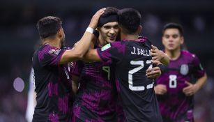 Raúl Jiménez festejando gol con la Selección Mexicana en el Azteca