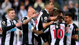 Jugadores del Newcastle festejando un gol