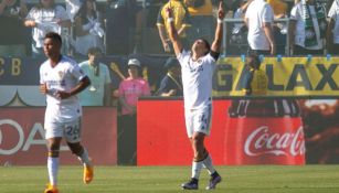 Chicharito Hernández en festejo con LA Galaxy