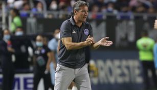 Gabriel Caballero dirigiendo a Mazatlán en partido ante Cruz Azul