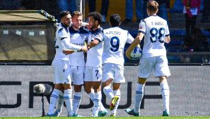 Jugadores del Lazio celebran en partido ante Genoa