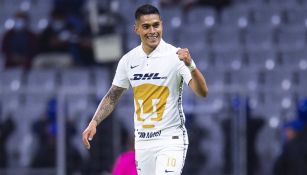 Favio Álvarez festejando gol ante Cruz Azul en el Estadio Azteca