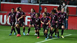 Tri Femenil celebrando la victoria 