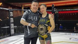 Victoria Alba festejando victoria tras pelea de la UFC