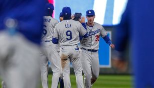 Jugadores de Dodgers festejando victoria vs Twins