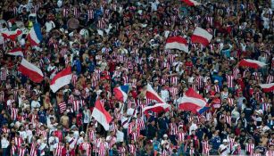 Afición apoyando a Chivas durante partido de Liga MX