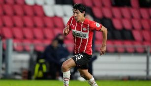 Erick Gutiérrez durante un partido con PSV
