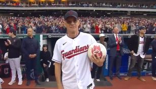 Video: Tom Hanks, acompañado por Wilson, lanzó la primera bola de los Guardians