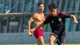 Cristiano Ronaldo y su hijo en un entrenamiento