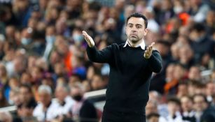 Xavi dirigiendo al Barcelona