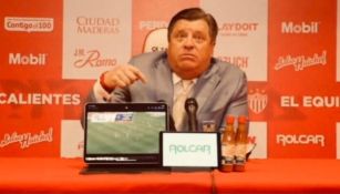 Miguel Herrera y su laptop en conferencia de prensa