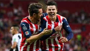 Canelo Angulo y Pavel Pérez en festejo con Chivas